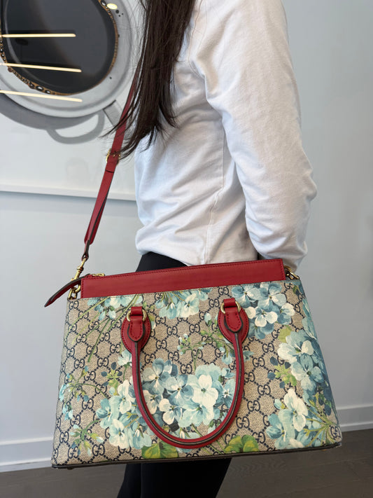 Authentic Gucci Blooms Zipper top 2 way top handle adjustable original strap crossbody bag in dustbag ! Retail $4500 pristine condition fits everything