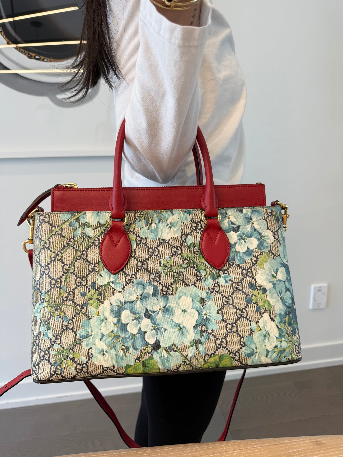 Authentic Gucci Blooms Zipper top 2 way top handle adjustable original strap crossbody bag in dustbag ! Retail $4500 pristine condition fits everything
