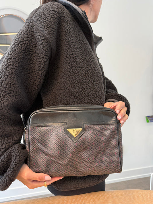 Authentic Yves saint Laurent unisex zipper top clutch in gorgeous condition fits everything!