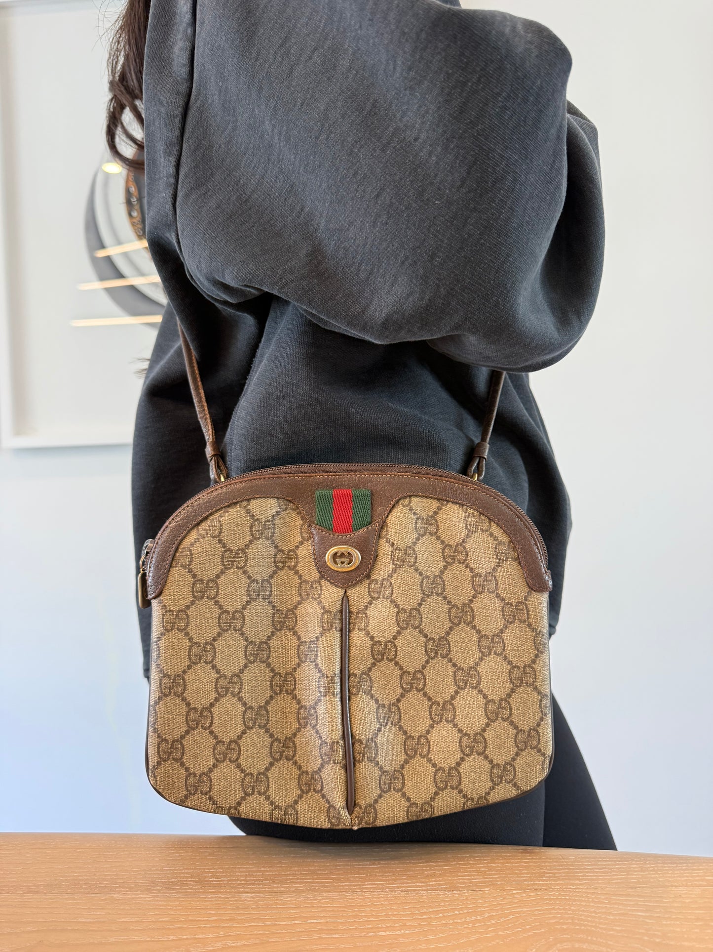 Authentic Gucci Supreme Ophidia zipper top crossbody bag fits all phones wallets keys makeup etc