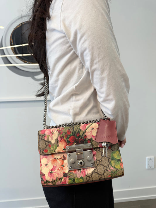 Authentic Gucci Supreme Blooms Padlock Crossbody Clutch with original keys and long crossbody shoulder strap in absolute pristine condition retail $3500