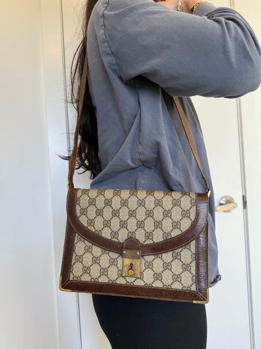 Rare Gucci supreme crossbody with original keys !! Gorgeous condition fits phones wallets keys etc