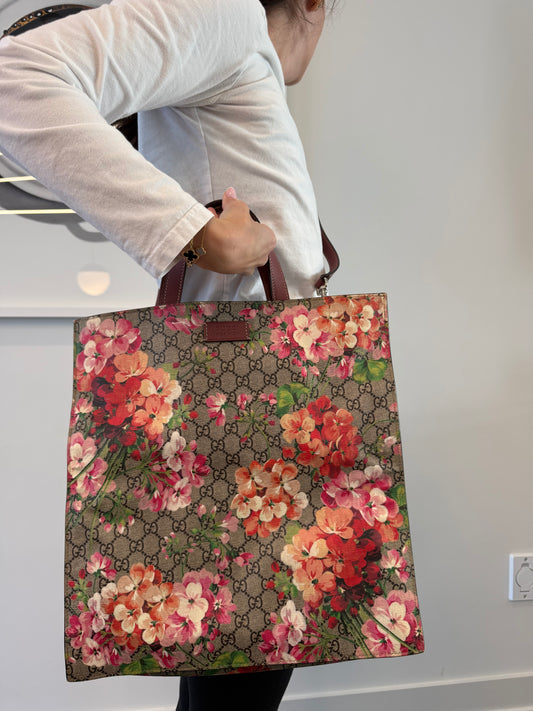 Authentic Gucci Blooms 2 Way shoulder tote with adjustable original strap and magnetic closure in absolute pristine condition inside and out ! Fits laptops and everything! Retail $3750