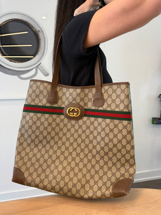 Authentic Gucci Supreme magnetic Closure heavy duty tote ! Gorgeous condition inside and out !