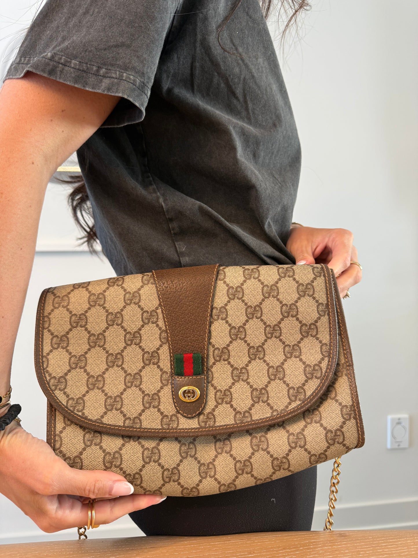 Authentic Gucci Supreme Ophidia magnetic closure flap crossbody clutch with added removeable strap fits phones wallets keys makeup etc looks brand new condition!! Vintage gold !