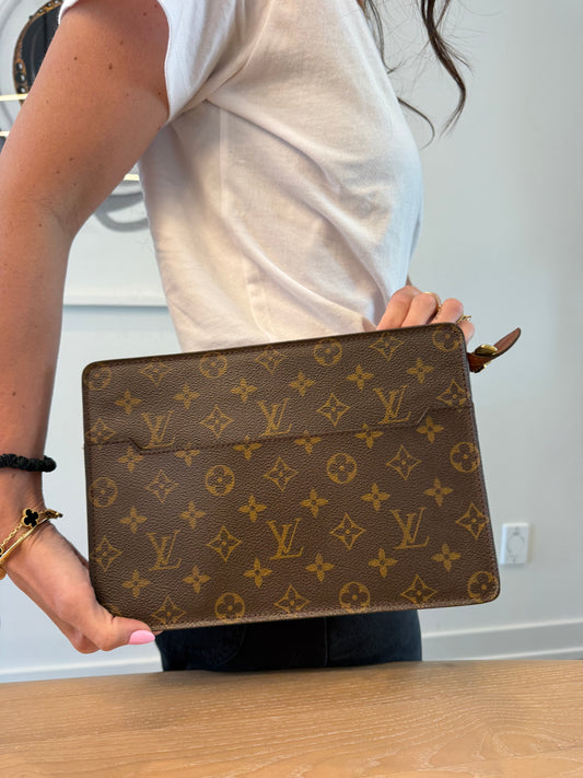 Authentic Louis Vuitton Monogram Homme Zipper Top Clutch in gorgeous condition!! Fits phones wallets keys makeup etc