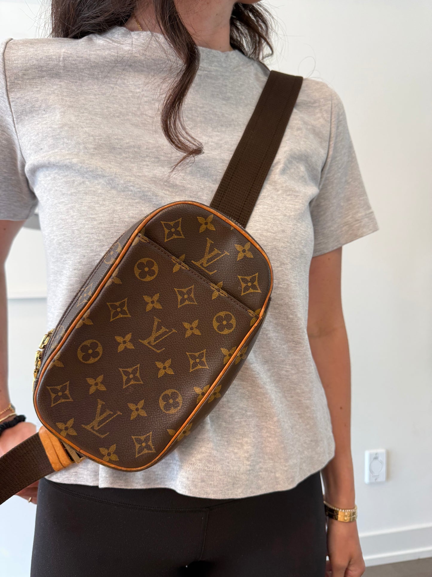 Authentic Louis Vuitton Monogram Unisex Adjustable Strap Grange crossbody fits phones wallets keys makeup etc gorgeous condition in dustbag!