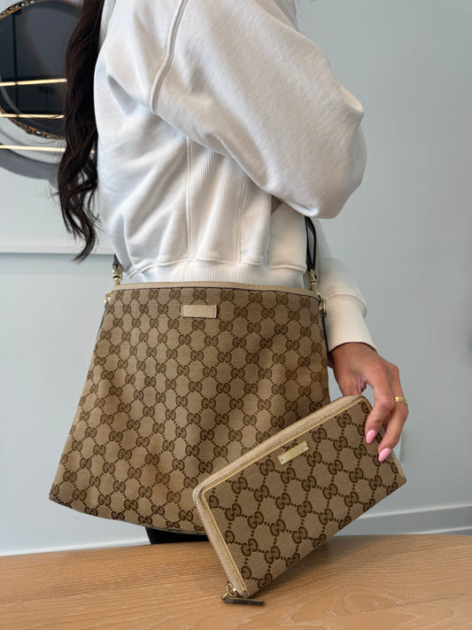 Authentic Gucci Suoreme canvas zipper top adjustable unisex messenger crossbody bag with original matching zipper top full size wallet ! Retail over $2500 gorgeous preloved condition