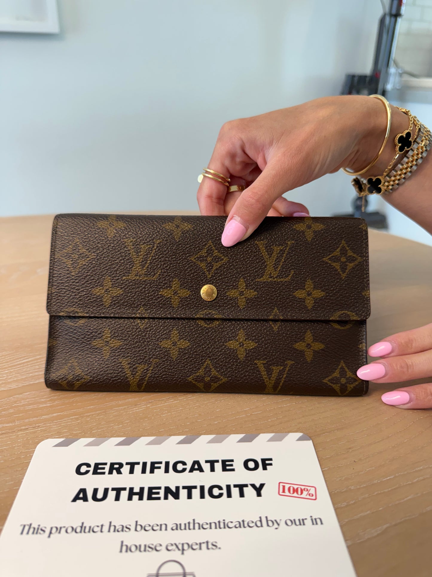 Authentic Louis Vuitton Sarah Trifold in good condition fits a lot !