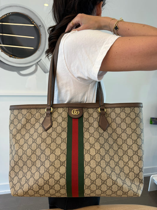 Authentic Gucci Ophidia Supreme Heavy Duty Shoulder tote. Magnetic closure gorgeous preloved condition laptops etc retail in stores currently is $2390 plus tax !