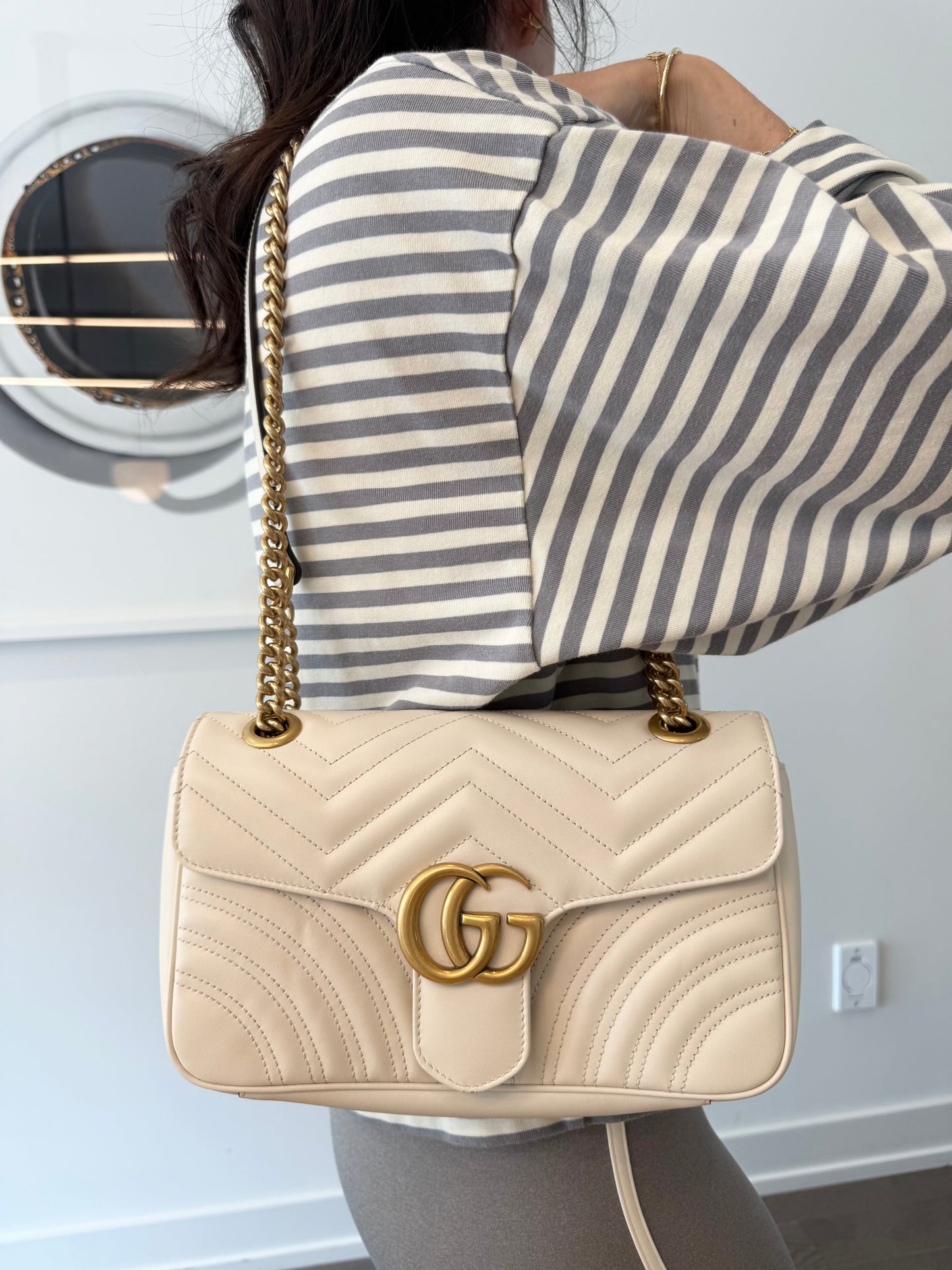 Authentic Gucci Marmont Medium Crème/Gold Chevron 2 way crossbody shoulder bag retail is over $4000 9 out of 10 condition !!