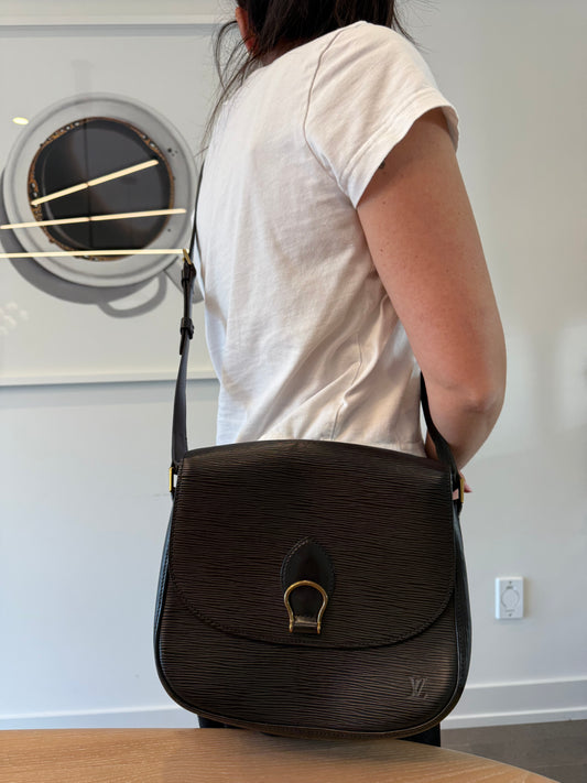 Louis Vuitton epi Saint Cloud Gm with adjustable strap in absolutely gorgeous condition inside and out ! Fits phones wallets keys makeup etc