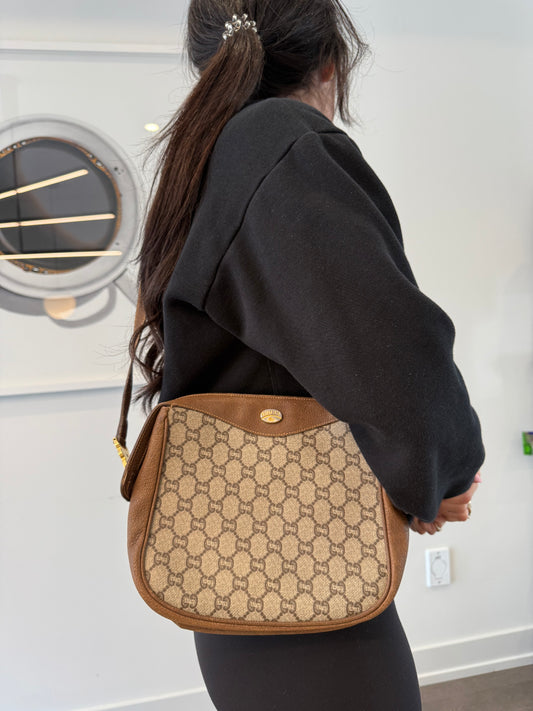 Gucci rare supreme saddle 1980 vintage gold adjustable strap crossbody zipper top! Fits phones etc