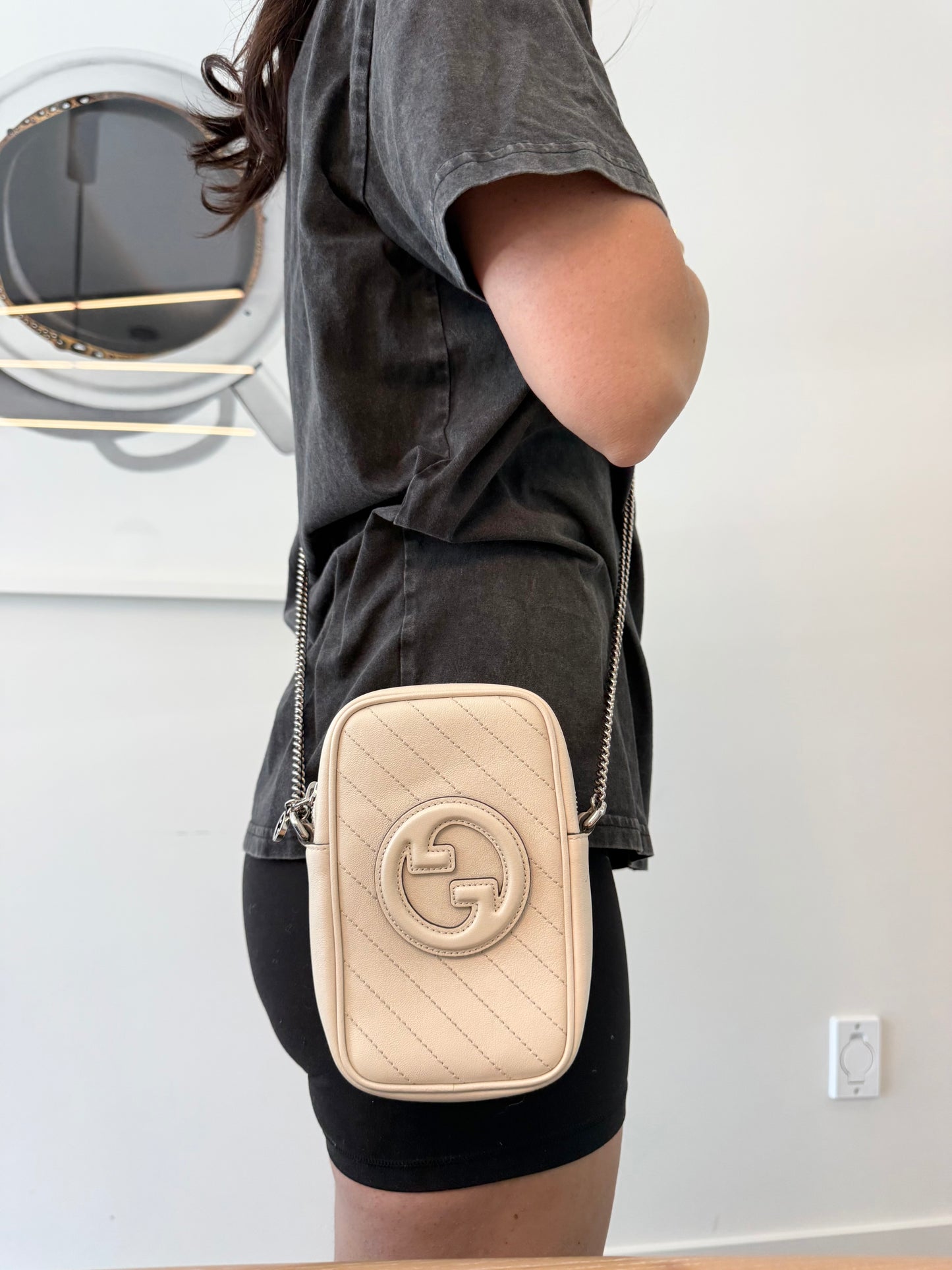 Authentic Gucci Unisex SoHo white / silver vertical camera bag fits all phones in dustbag 9 out of 10 condition. Retail $1800