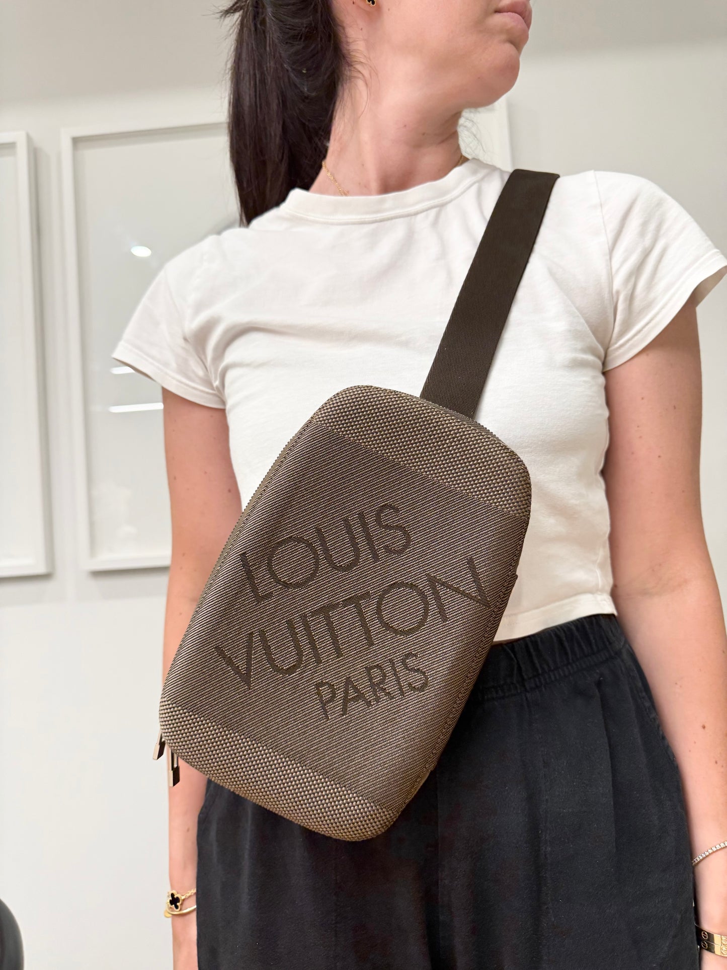 Authentic Louis Vuitton Geant GM Unisex adjustable strap crossbody fannypack ! Unbelievable condition inside and out !