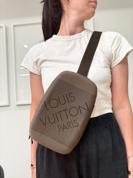 Authentic Louis Vuitton Geant GM Unisex adjustable strap crossbody fannypack ! Unbelievable condition inside and out !