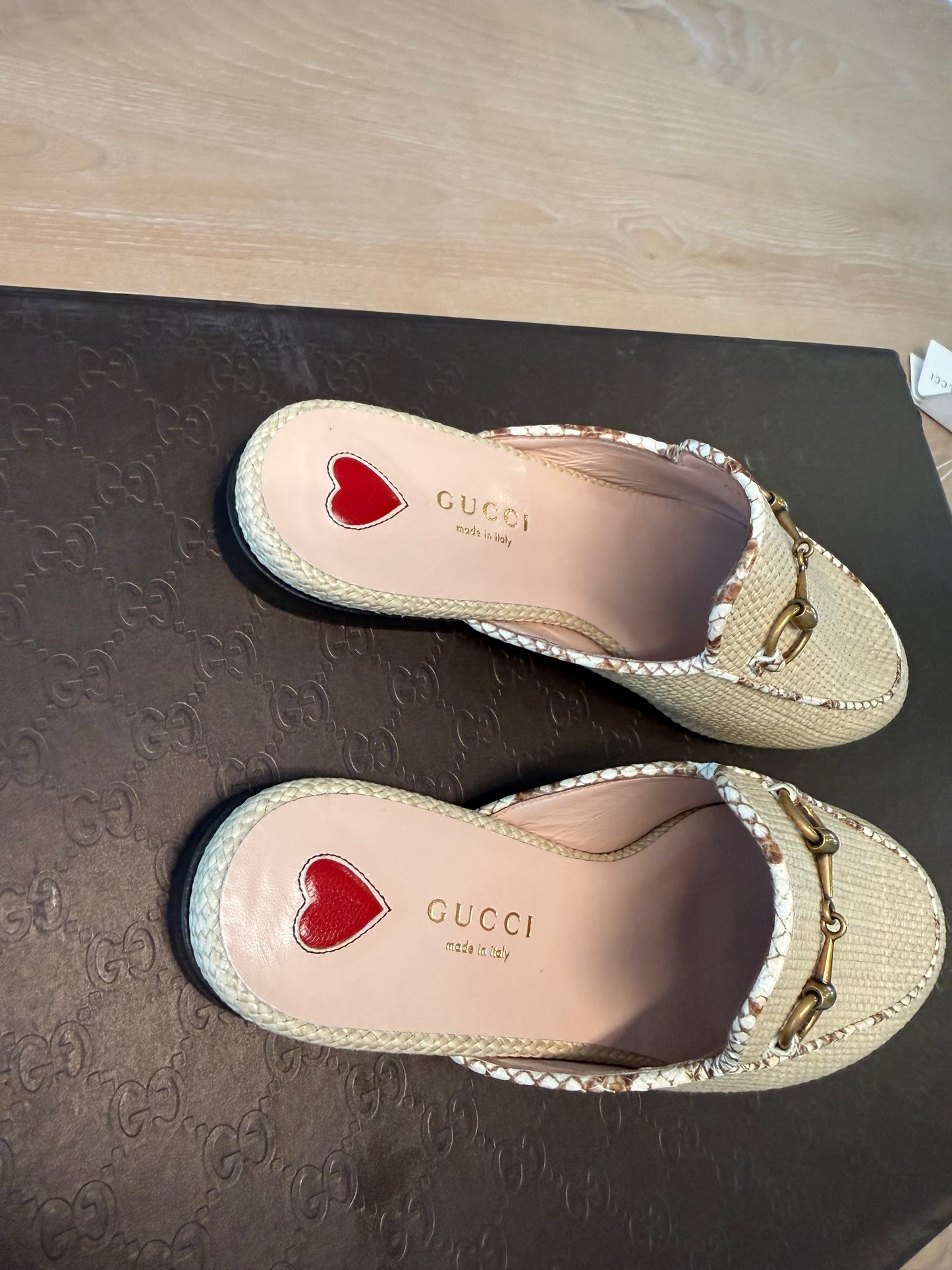 Authentic Gucci Mule Raffia Python trim brand new size 35 women’s flats ! Retail $2200