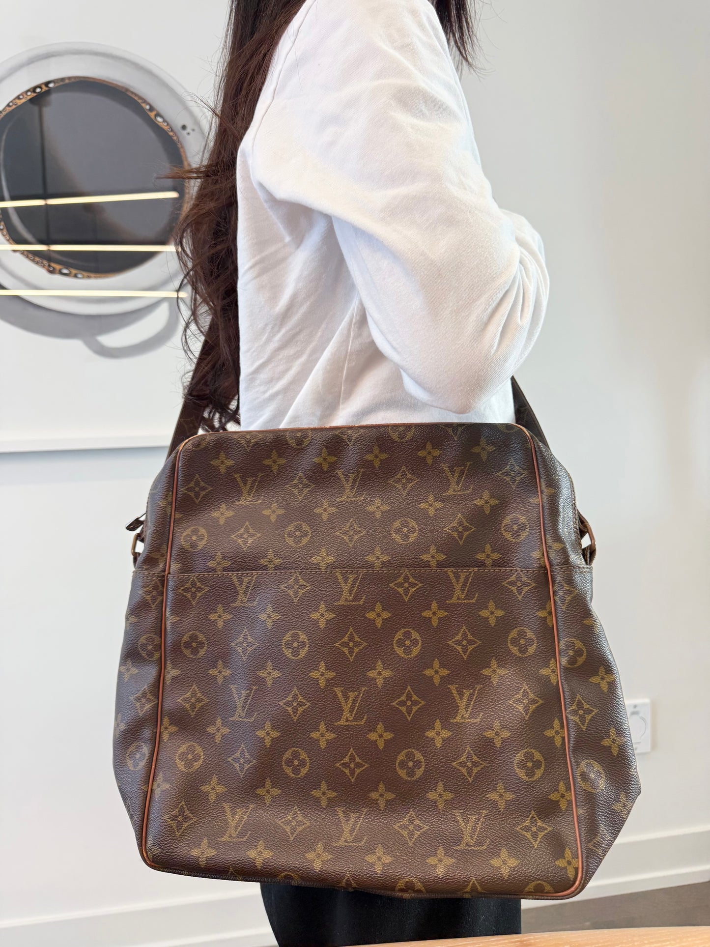 Authentic Louis Vuitton Monogram Grand Marceau adjustable strap unbelievable condition all pockets clean ! Perfect for laptops , mamas , and working professionals