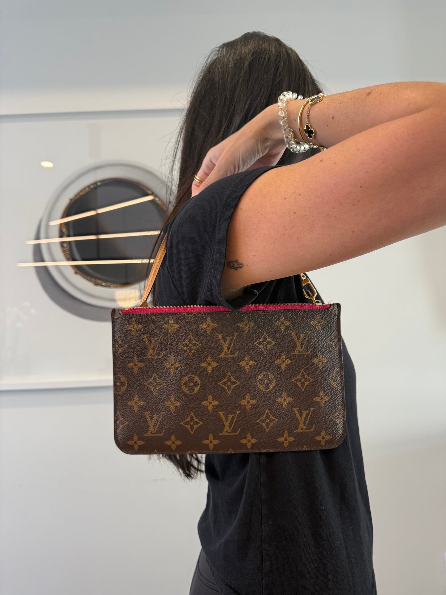 Louis Vuitton monogram GM Pochette accessories in gorgeous condition from a new edition microchipped neverfull! Other companies want $900!