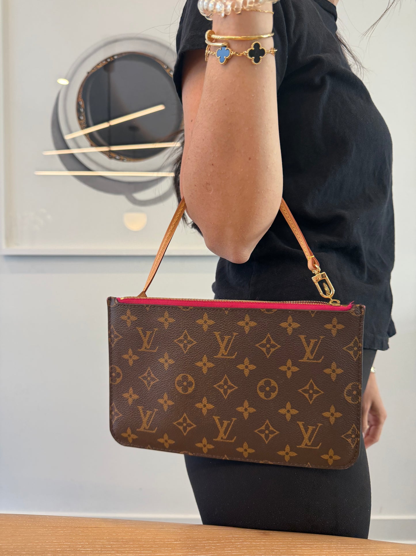 Louis Vuitton monogram GM Pochette accessories in gorgeous condition from a new edition microchipped neverfull! Other companies want $900!