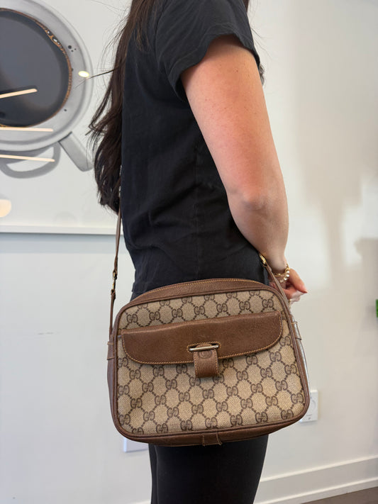 Pristine Rare Gucci supreme adjustable strap metal logo zipper top crossbody !! Fits phones wallets keys makeup etc