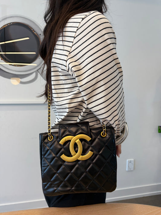 Like new Chanel makeup quilted CC adjustable strap 2 way crossbody shoulder bag with magnetic top is pristine! She’s a rare makeup vip piece with original strap! Fits phones keys water bottles wallets makeup etc