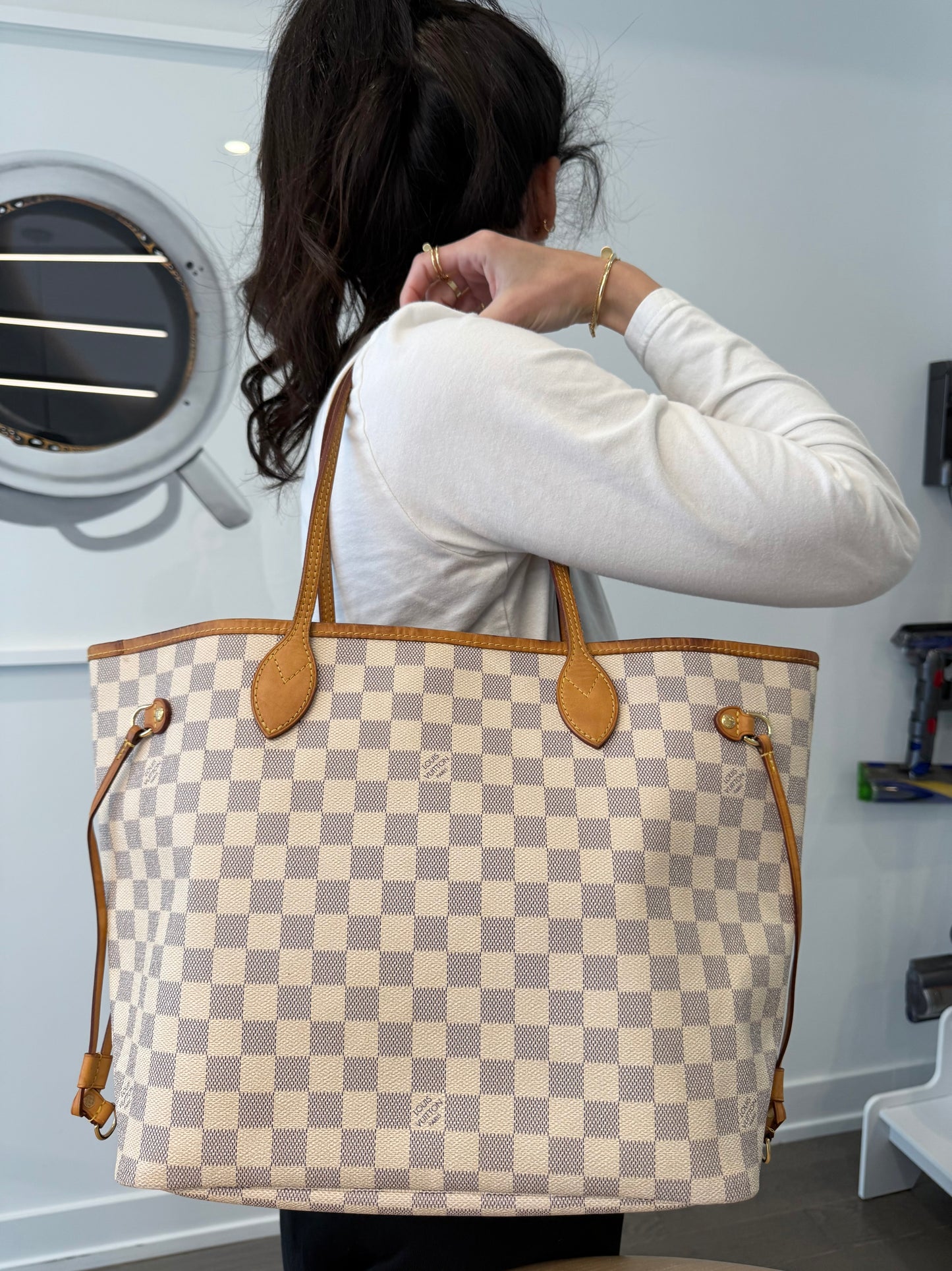 Louis Vuitton neverfull MM damier azur shoulder bag with no rips on the trim !! Gorgeous preloved condition with red storage organizer inside !