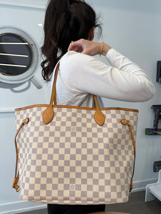 Louis Vuitton neverfull MM damier azur shoulder bag with no rips on the trim !! Gorgeous preloved condition with red storage organizer inside !