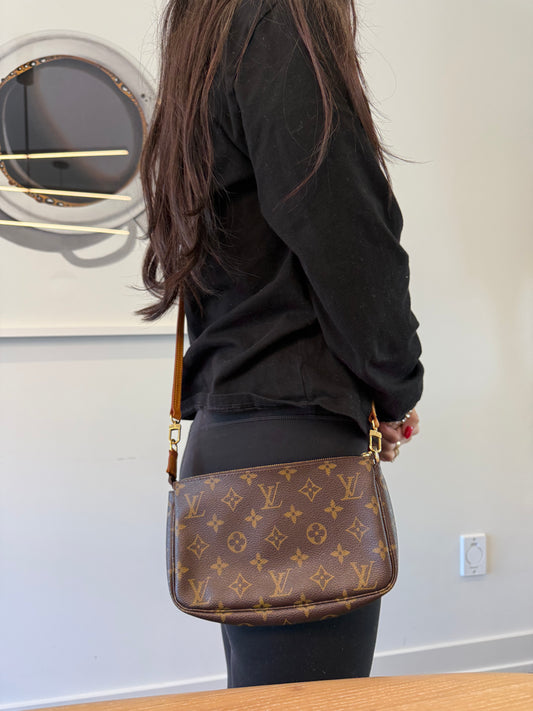 Louis Vuitton monogram pochette accessories with dustbag and original crossbody strap! This would be the cleanest I’ve ever recieved fits phones keys makeup etc