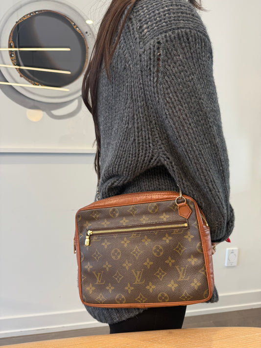 Louis Vuitton monogram sac crossbody with original crossbody strap! Fits phones wallets keys makeup etc